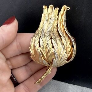 Vintage Brooch Gold Tone Flower 3D